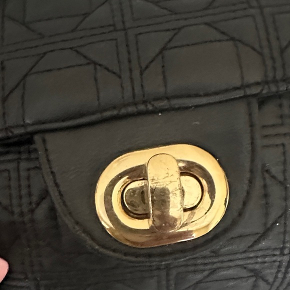 Elegant Black Quilted Shoulder Bag - Picture 2 of 8